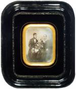Daguerréotype 1/3 de plaque
Couple avec enfant
11,5x8,5 cm.