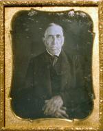 Daguerréotype 1/6ème de plaque
Portrait d'homme âgé les mains croisés
6,5x5,5 cm.