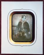 Daguerréotype 1/4 de plaque
Portrait de femme avec son chien
9,5x7 cm.