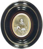 Daguerréotype 1/4 de plaque
Jeune fille élégante assise
Format ovale. 9x7,5 cm.
Etiquette...