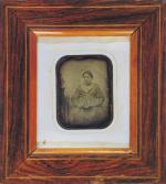 Daguerréotype 1/6ème de plaque
Femme assise avec livre
6,5x4,5 cm.