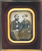 Daguerréotype 1/4 de plaque
Couple assis se tenant la main
9x6,5 cm.
Crédit...