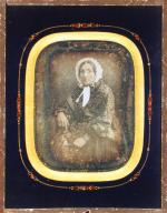Daguerréotype 1/4 de plaque
Femme assise à la coiffe
Toulon 1857. 9x7...