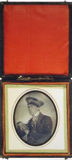 Daguerréotype 1/6ème de plaque
Jeune musicien en uniforme, de trois-quarts
Format ovale....