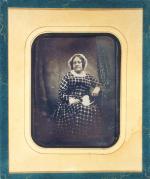 Daguerréotype 1/4 de plaque
Femme assise avec robe à carreaux
9,5x7 cm.