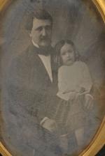 Daguerréotype 1/2 plaque
Père et sa fille, c. 1855-60
Traces d'oxydation. 15x11...