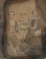 Daguerréotype 1/2 plaque
Couple et petite fille, c. 1855-60
Fortement oxydé. 15x11...