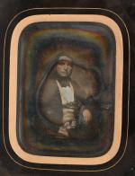 Daguerréotype 1/3 de plaque
Homme assis, c. 1855-60
Fortement oxydé. 12x9 cm.
Dans...