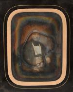 Daguerréotype 1/3 de plaque
Homme assis, c. 1855-60
Fortement oxydé. 12x9 cm.
Dans...