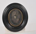 Daguerréotype 1/4 de plaque
Portrait d'homme, c. 1860
Fortement oxydé. 8,5x7 cm.
Dans...