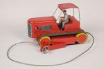 Joustra, France, tracteur
électrique filoguidé en tôle lithographiée rouge, avec conducteur...