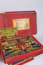 Meccano, deux boîtes n° 5 rouges
avec pièces bleues quadrillées or,...