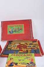 Meccano, deux boîtes n° 5 rouges
avec pièces bleues quadrillées or,...