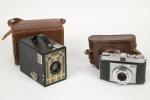 Kodak 
Deux appareils : Brownie Junior Six-20, façade Art déco...
