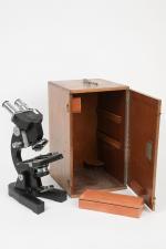 Lemardeley 
Microscope binoculaire. 
H. 37 cm. Manque des objectifs, dans...