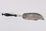 Pelle à poisson argent 1er titre 950‰, la spatule gravée...