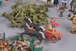 Figurines plastiques ou métal : soldats grecs, soldats seconde guerre...