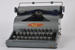 Dacty-Baby
Petite machine à écrire d'enfant dans une housse semi-rigide.