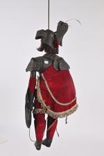 Marionnette chevalier
en bois peint, tissu et métal. 58 cm.