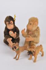 Steiff, Jocko : deux singes assis en peluche 
avec étiquette...
