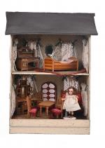 Maison de poupées à deux étages.
Travail artisanal en bois peint...