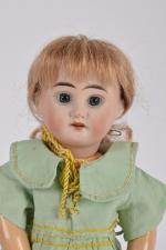 Petite poupée tête en porcelaine allemande 
marquée en creux "4/0",...