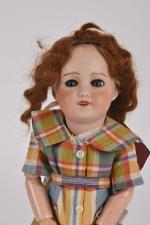 Petite poupée Unis France
moule 301, taille 1, tête porcelaine, bouche...