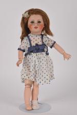 Petite poupée S.F.B.J
tête porcelaine moule 301 taille 3, bouche ouverte...
