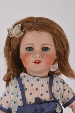 Petite poupée S.F.B.J
tête porcelaine moule 301 taille 3, bouche ouverte...
