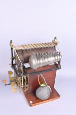 Mécanisme de pendule à carillon, 
6 airs, 11 timbres. Clef...