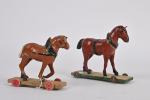 Deux petits chevaux à roulettes 
en composition peinte sur socle...