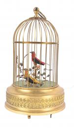 Cage à deux oiseaux chanteurs
en tôle dorée. Allemagne milieu XIXème....