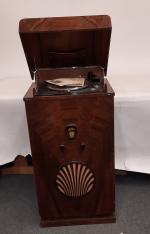 Philips
Meuble radio type 670 A (1932), ébénisterie en placage d'acajou,...