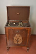 Marconi
Radio pick-up, meuble en placage d'acajou, à restaurer. 92 x...
