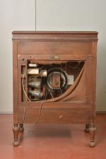Marconi
Radio pick-up, meuble en placage d'acajou, à restaurer. 92 x...