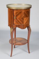 Table tambour
en bois de placage, dessus marbre, style Transition.
80 x...