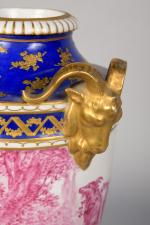Sèvres, Vase balustre sur piédouche 
en porcelaine à décor en...
