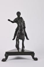 Ecole XIXe, Empereur romain, sujet en bronze patiné sur socle...