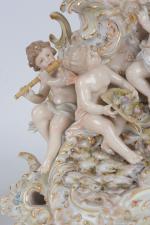 Garniture en porcelaine polychrome :
Pendule aux amours et deux amoureux...