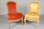 Deux chaises chauffeuses
en bois laqué crème de style Louis XV,...