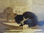 GALLE
Petit plateau en bois marqueté aux trois chatons.
Signé. 10x37x30 cm.