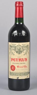 1 bouteille, Pomerol, Pétrus 1997. Étiquette légèrement abimée.