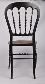 Chaise en bois laqué noir et orassise cannée, époque ...