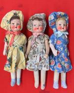 Trois poupées vers 1940,
tête en demi masque carton peint, corps...