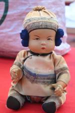 Bébé asiatique, tête en composition
corps de poupon, habits traditionnels d'origine....