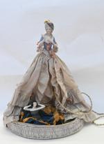 Marquise demi-figure
bonnet à plumes, montée en lampe veilleuse avec robe...