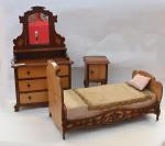 Chambre à coucher composée 
d'une commode psyché en bois verni...