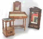 Trois meubles : coiffeuse avec psyché
façon bambou, H. 51 cm....