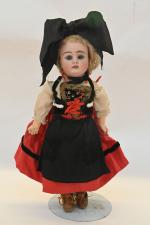 Alsacienne, jolie poupée tête porcelaine
allemande marquée en creux "189", bouche...