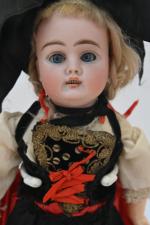 Alsacienne, jolie poupée tête porcelaine
allemande marquée en creux "189", bouche...